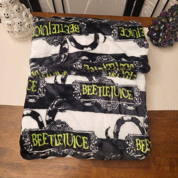 Beetlejuice Sandworms Stripes Cozy Halloween Fleece Throw Blanket 60”x70” - NWT - Picture 4 of 4